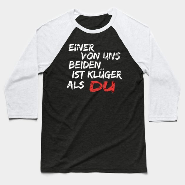 Einer Von Uns Beiden Ist Klüger Als Du Shirt Geschenk Baseball T-Shirt by SinBle